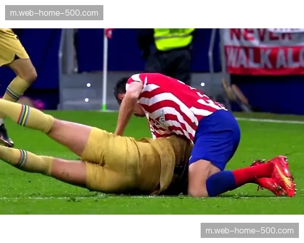 黄潜后防线协防问题 面对巴萨高位压迫时出球困难明显